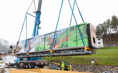 Die U-Bahn Serfaus wird in den Tunnel gehoben in Serfaus-Fiss-Ladis in Tirol | © Andreas Kirschner