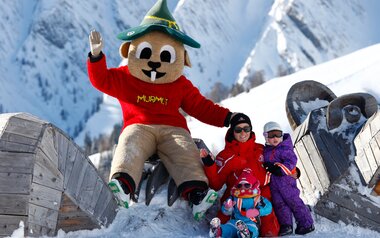 Murmli das Maskottchen aus Serfaus kommt in der Kinderschneealm täglich auf Besuch und tanzt mit den Kindern | © Serfaus Fiss Ladis