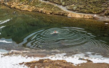 Ein Sprung in den eiskalten Furglersee erfordert Mut. Bei einer Wandertour in Serfaus Fiss Ladis in Tirol kann man seinen Mut unter Beweis stellen und in den See am Fuße vom 3.004 Meter hohen Furgler springen | © Socialweb