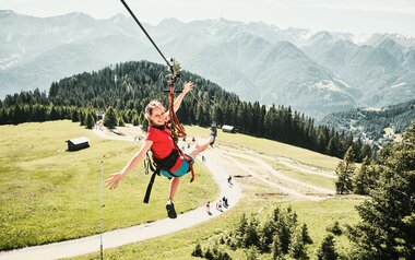 Die Flugattraktion Serfauser Sauser in der Urlaubsregion Serfaus-Fiss-Ladis in Tirol eignet sich auch für Kinder | © christianwaldegger.com