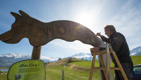 Die Figuren beim Wolfsee in Fiss werden frisch gestrichen | © Andreas Kirschner