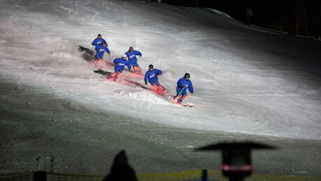 Demofahrt der Skilehrer der Skischule Fiss Ladis während des Nightflows in Fiss in Tirol | © Andreas Kirschner