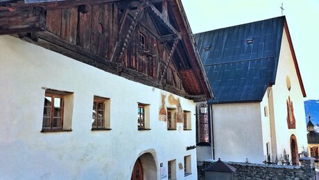 Das Krismerhaus beheimatet heute die Galerie am Kirchplatz in Fiss in Tirol | © Socialweb