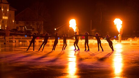 Eine Gruppe Eiskunstläuferinnen aus Tirol präsentiert ihre Show am Lader Schlossweiher | © Andreas Kirschner