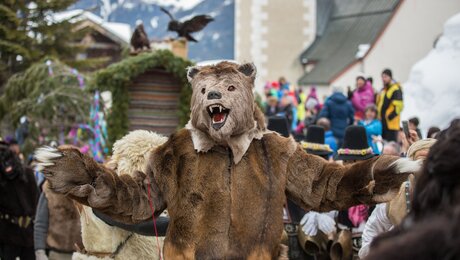 Das Fisser Blochziehen ist einer der ältesten Fasnachtsbräuche in Tirol | © Andreas Kirschner