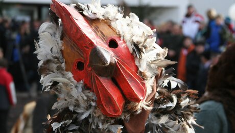 Die Leitfigur des Kinderblochziehens 2020 ist der Giggeler, der herumschweift und sich seine „Opfer“ sucht. | © Andreas Kirschner