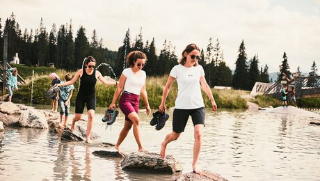 Högsee Spielsationen Badebereich Sprungturm Familienregion Serfaus-Fiss-Ladis Tirol Österreich | © christianwaldegger.com