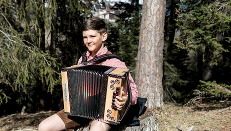 Traditionelle Instrumente Tirol Familienregion Serfaus-Fiss-Ladis Ziehharmonika Zither Blogartikel | © Serfaus-Fiss-Ladis Marketing GmbH | Rene Raggl