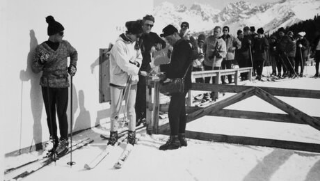 Liftwart Siegfried Waldner altes Liftticketsystem mit Lochzange Familienregion Serfaus-Fiss-Ladis | © Seilbahn Komperdell GmbH