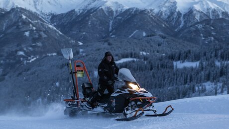 Beschneier auf einem Skidoo in Serfaus-Fiss-Ladis Überprüfung der Schneelanzen und Kanonen | © Seilbahn Komperdell GmbH | Andreas Kirschner