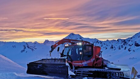 Dämmerstimmung Pistenbully  vor Bergkulisse am Masnerkopf im Skigebiet Serfaus-Fiss-Ladis in Tirol | © Manuel Juen