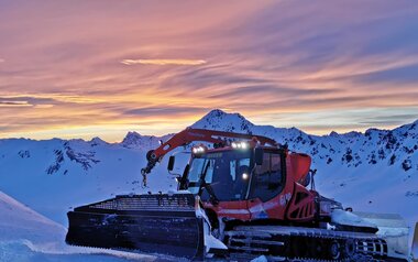 Dämmerstimmung Pistenbully  vor Bergkulisse am Masnerkopf im Skigebiet Serfaus-Fiss-Ladis in Tirol | © Manuel Juen