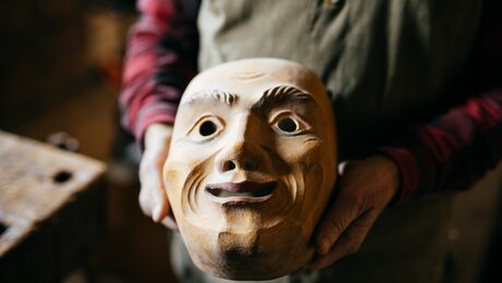 Siegfried mit einer selbstgeschnitzten Maske für das Fisser Blochziehen in Tirol Österreich | © Serfaus-Fiss-Ladis Marketing GmbH | Rene Raggl