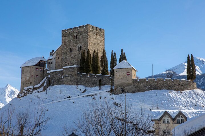 Burg Laudegg Winteransicht