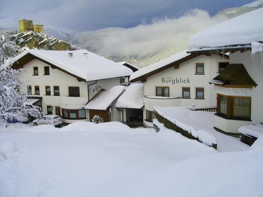 Das Apart Burgblick versinkt im Schnee